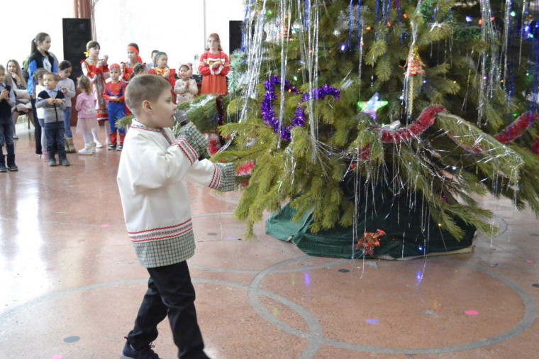 В преддверии большого и всеми любимого праздника Рождество Христово, в РДК г.Ершова прошла рождественская ёлка для детей - «Святочные деньки».