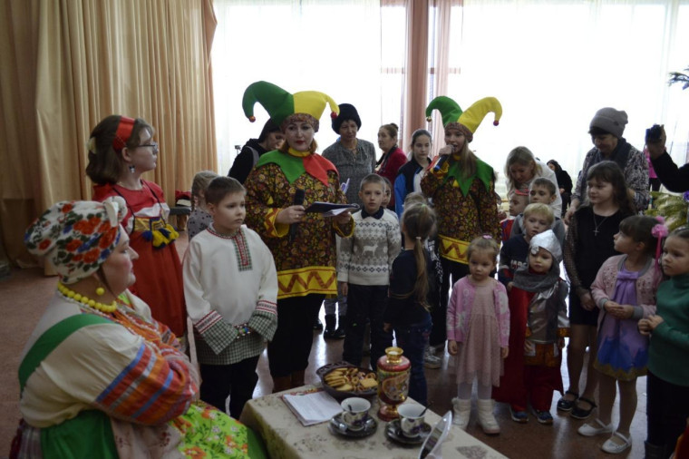 В преддверии большого и всеми любимого праздника Рождество Христово, в РДК г.Ершова прошла рождественская ёлка для детей - «Святочные деньки».
