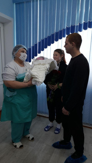 Сегодня, 9 января, в зале выписки родильного дома встречали новую жительницу Ершовского района – Елизавету Ланцову, первую родившуюся в этом году девочку.