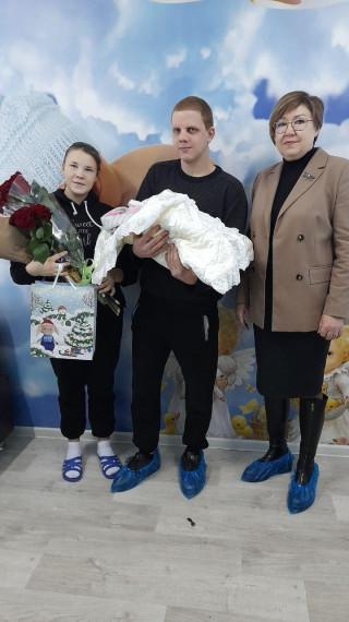 Сегодня, 9 января, в зале выписки родильного дома встречали новую жительницу Ершовского района – Елизавету Ланцову, первую родившуюся в этом году девочку.